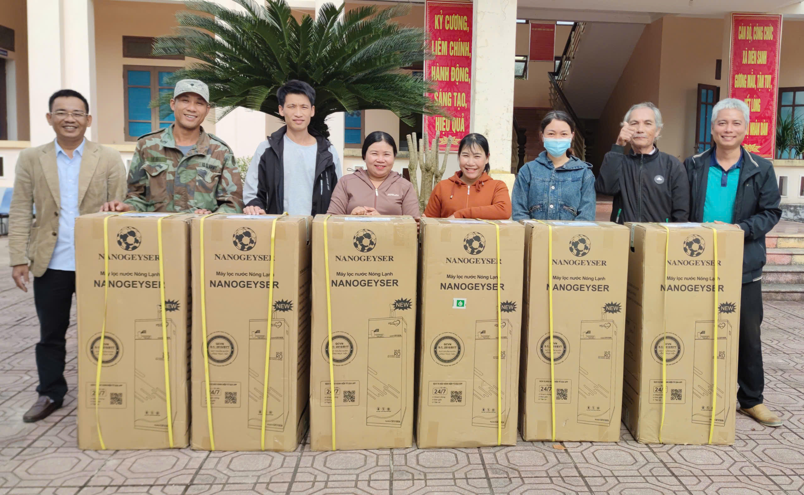 TRAO TẶNG 12 MÁY LỌC NƯỚC TRONG CHƯƠNG TRÌNH NHÀ CHỐNG LŨ CHO BÀ CON TRƯỚC DỊP TẾT NGUYÊN ĐÁN